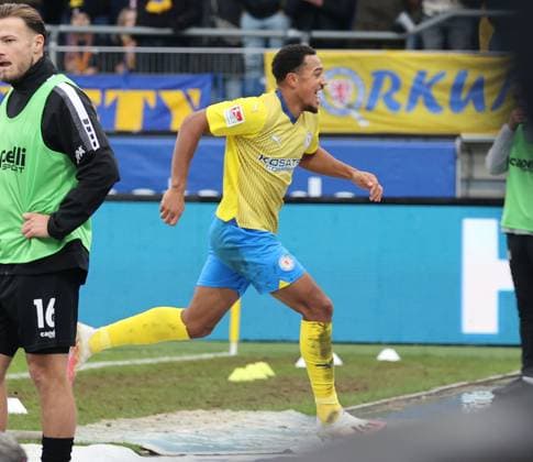 Eintracht Braunschweig vs VfL Osnabrück Braunschweig, 11 11 2023, Soccer, Season 23 24, 2 Bundesliga, Matchday 13, Eintracht Braunschweig vs VfL Osnabrück, Picture shows Eintracht celebrating the goal for 2 1 by Anton Donkor BTSV, 19 Braunschweig