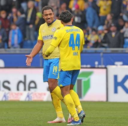Eintracht Braunschweig vs VfL Osnabrück Braunschweig, 11 11 2023, Soccer, Season 23 24, 2 Bundesliga, Matchday 13, Eintracht Braunschweig vs VfL Osnabrück, Picture shows Eintracht celebrating the goal for 2 1 by Anton Donkor BTSV, 19 with Johan Gomez BTSV, 44 Braunschweig