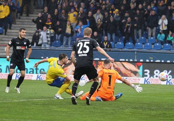 Here Ermin Bicakcic Eintracht Braunschweig scores the 3 2 in injury time against Torhueter Lennart Grill VfL Osnabrueck Football, Men, Season 2023 2024, 2 BL, Eintracht Stadion, Eintracht Braunschweig vs VfL Osnabrueck, 3 2 DFL REGULATIONS PROHIBIT ANY USE OF PHOTOGRAPHS AS IMAGE SEQUENCES AND OR QUASI VIDEO