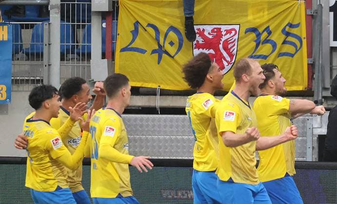 Goal celebration 3 2 by Ermin Bicakcic Eintracht Braunschweig Football, Men, Season 2023 2024, 2 BL, Eintracht Stadion, Eintracht Braunschweig vs VfL Osnabrueck, 3 2 DFL REGULATIONS PROHIBIT ANY USE OF PHOTOGRAPHS AS IMAGE SEQUENCES AND OR QUASI VIDEO