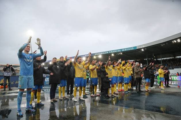 11 11 2023, xtgx, Soccer 2 Bundesliga, Soccer 2 Bundesliga, Eintracht Braunschweig VfL Osnabrueck emspor, v l Braunschweig jubilation over the victory, jubilation after the match DFL DFB REGULATIONS PROHIBIT ANY USE OF PHOTOGRAPHS as IMAGE SEQUENCES and or QUASI VIDEO Braunschweig