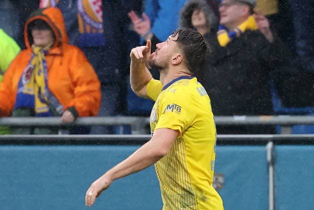 Ermin Bicakcic Eintracht Braunschweig celebrates his goal for 3 2 Football, Men, Season 2023 2024, 2 BL, Eintracht Stadion, Eintracht Braunschweig vs VfL Osnabrueck, 3 2 DFL REGULATIONS PROHIBIT ANY USE OF PHOTOGRAPHS AS IMAGE SEQUENCES AND OR QUASI VIDEO