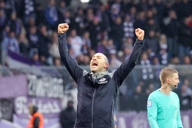 Final whistle, Head coach Daniel Scherning Eintracht Braunschweig celebrates the 3 2 home win Football, Men, Season 2023 2024, 2 BL, Eintracht Stadion, Eintracht Braunschweig vs VfL Osnabrueck, 3 2 DFL REGULATIONS PROHIBIT ANY USE OF PHOTOGRAPHS AS IMAGE SEQUENCES AND OR QUASI VIDEO