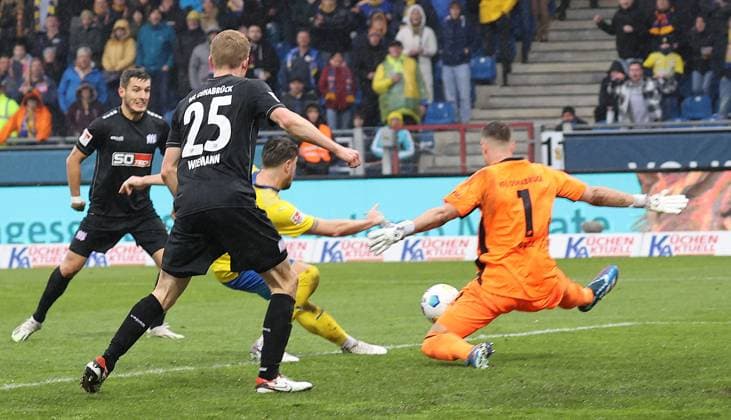 Eintracht Braunschweig vs VfL Osnabrück Braunschweig, 11 11 2023, Soccer, Season 23 24, 2 Bundesliga, Matchday 13, Eintracht Braunschweig vs VfL Osnabrück, Picture shows Ermin Bicakcic BTSV, 6 scores the goal to 3 2 for Eintracht Braunschweig in this scene