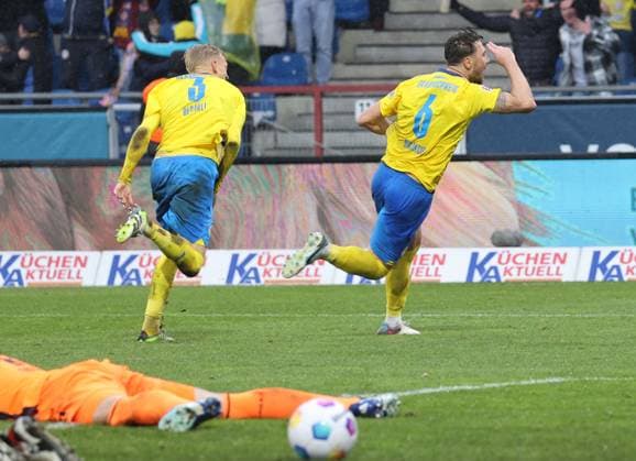 Eintracht Braunschweig vs VfL Osnabrück Braunschweig, 11 11 2023, Soccer, Season 23 24, 2 Bundesliga, Matchday 13, Eintracht Braunschweig vs VfL Osnabrück, Picture shows Eintracht celebrating the goal for 3 2 by Ermin Bicakcic BTSV, 6 Braunschweig