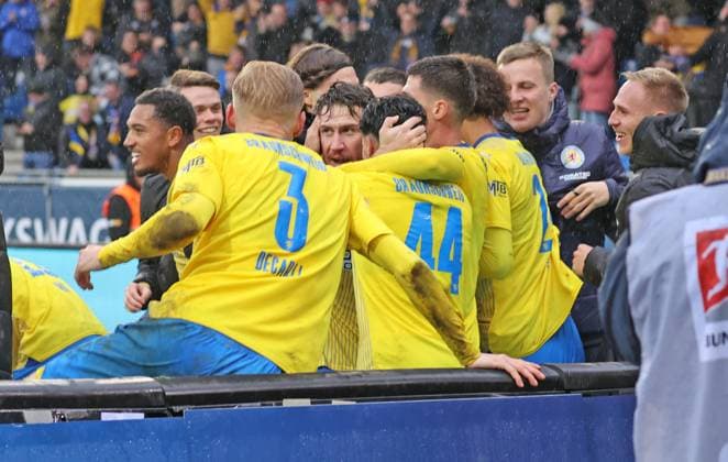 Eintracht Braunschweig vs VfL Osnabrück Braunschweig, 11 11 2023, Soccer, Season 23 24, 2 Bundesliga, Matchday 13, Eintracht Braunschweig vs VfL Osnabrück, Picture shows Eintracht celebrating the goal for 3 2 by Ermin Bicakcic BTSV, 6 Braunschweig
