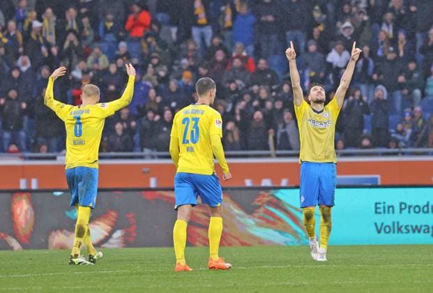 Eintracht Braunschweig vs VfL Osnabrück Braunschweig, 11 11 2023, Soccer, Season 23 24, 2 Bundesliga, Matchday 13, Eintracht Braunschweig vs VfL Osnabrück, Picture shows jubilation after the review and the 3 2 un the final whistle at Ermin Bicakcic BTSV, 6 , Saulo decarli BTSV, 3 and Danilo Wiebe BTSV, 23 Braunschweig