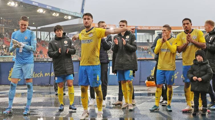 Eintracht Braunschweig vs VfL Osnabrück Braunschweig, 11 11 2023, Soccer, Season 23 24, 2 Bundesliga, Matchday 13, Eintracht Braunschweig vs VfL Osnabrück, Picture shows The Eintracht team around Ermin Bicakcic BTSV, 6 thanks the fans in the Südkurve Braunschweig after the game
