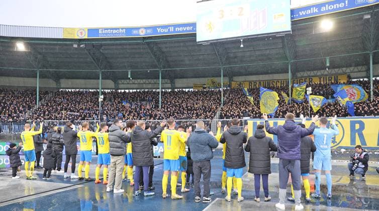 Eintracht Braunschweig vs VfL Osnabrück Braunschweig, 11 11 2023, Soccer, Season 23 24, 2 Bundesliga, Matchday 13, Eintracht Braunschweig vs VfL Osnabrück, Picture shows The Eintracht team thanks the fans in the south curve Braunschweig after the game