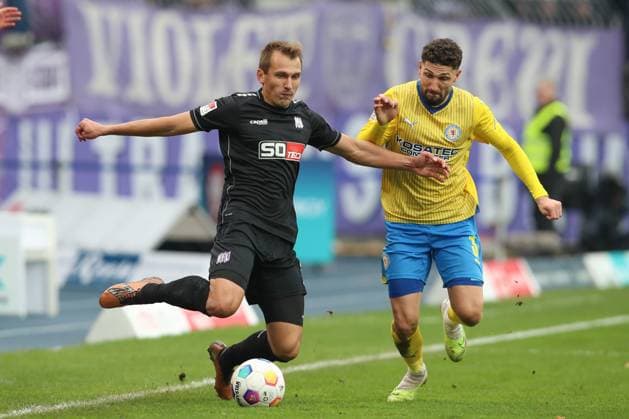 11 11 2023, xtgx, Football 2 Bundesliga, Football 2 Bundesliga, Eintracht Braunschweig VfL Osnabrueck emspor, v l Robert Tesche Osnabrueck, 8 , Fabio Kaufmann Braunschweig, 37 Zweikampf, Duell, Kampf, tackle DFL DFB REGULATIONS PROHIBIT ANY USE OF PHOTOGRAPHS as IMAGE SEQUENCES and or QUASI VIDEO Braunschweig