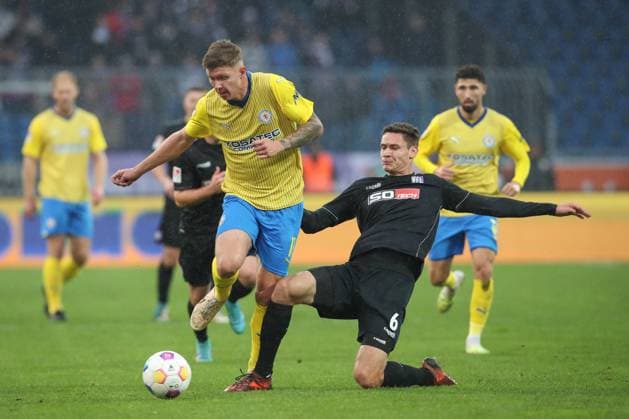 11 11 2023, xtgx, Soccer 2 Bundesliga, Soccer 2 Bundesliga, Eintracht Braunschweig VfL Osnabrueck emspor, v l Luc Ihorst Braunschweig, 11 , Maximilian Thalhammer Osnabrueck, 6 Zweikampf, Duell, Kampf, tackle DFL DFB REGULATIONS PROHIBIT ANY USE OF PHOTOGRAPHS as IMAGE SEQUENCES and or QUASI VIDEO Braunschweig