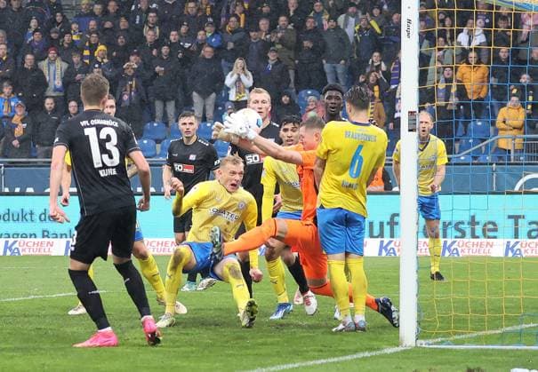 Header Saulo Decarli Eintracht Braunschweig , Goalkeeper Lennart Grill VfL Osnabrueck haelt den Ball Fußball, Herren, Saison 2023 2024, 2 BL, Eintracht Stadion, Eintracht Braunschweig gegen VfL Osnabrueck, 3 2 DFL REGULATIONS PROHIBIT ANY USE OF PHOTOGRAPHS AS IMAGE SEQUENCES AND OR QUASI VIDEO