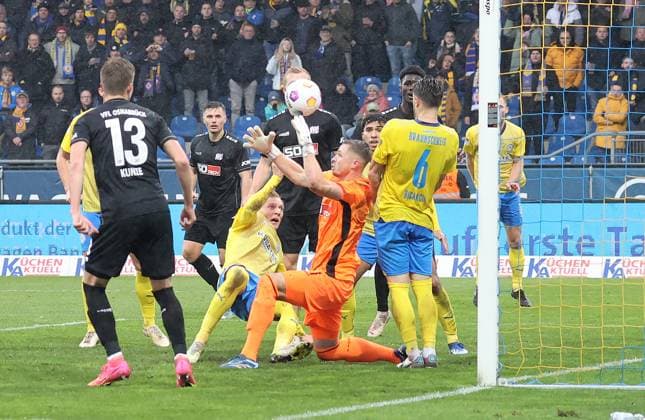 Header Saulo Decarli Eintracht Braunschweig , Goalkeeper Lennart Grill VfL Osnabrueck haelt den Ball Fußball, Herren, Saison 2023 2024, 2 BL, Eintracht Stadion, Eintracht Braunschweig gegen VfL Osnabrueck, 3 2 DFL REGULATIONS PROHIBIT ANY USE OF PHOTOGRAPHS AS IMAGE SEQUENCES AND OR QUASI VIDEO
