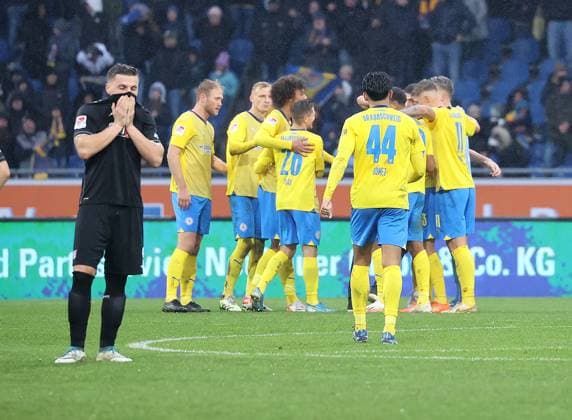 Joy at Braunschweig, disappointed Osnabrueck football, men, season 2023 2024, 2 BL, Eintracht Stadion, Eintracht Braunschweig vs VfL Osnabrueck, 3 2 DFL REGULATIONS PROHIBIT ANY USE OF PHOTOGRAPHS AS IMAGE SEQUENCES AND OR QUASI VIDEO