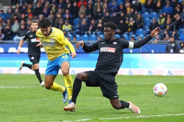 11 11 2023, xtgx, Soccer 2 Bundesliga, Soccer 2 Bundesliga, Eintracht Braunschweig VfL Osnabrueck emspor, v l Anton Donkor Braunschweig, 19 prepares goal to 2 1 by Anton Donkor Braunschweig, 19 before DFL DFB REGULATIONS PROHIBIT ANY USE OF PHOTOGRAPHS as IMAGE SEQUENCES and or QUASI VIDEO Braunschweig