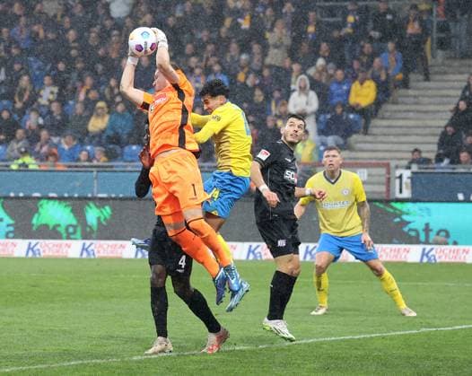 Torhueter Lennart Grill VfL Osnabrueck , Johan Gomez Eintracht Braunschweig Football, Men, Season 2023 2024, 2 BL, Eintracht Stadion, Eintracht Braunschweig vs VfL Osnabrueck, 3 2 DFL REGULATIONS PROHIBIT ANY USE OF PHOTOGRAPHS AS IMAGE SEQUENCES AND OR QUASI VIDEO