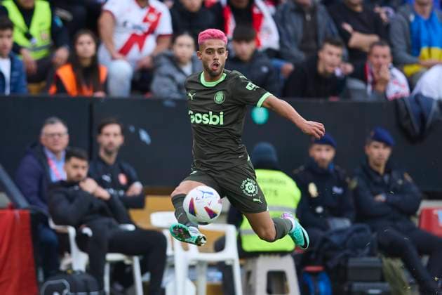 Spain, Madrid, 11 11 2023, Santiago Bernabeu Stadium, Real Madrid v Valencia CF La Liga EA Sports match round 13, Yan Couto Girona FC controls the ball Madrid Santiago Bernabeu Stadium Spain  eu-images-071