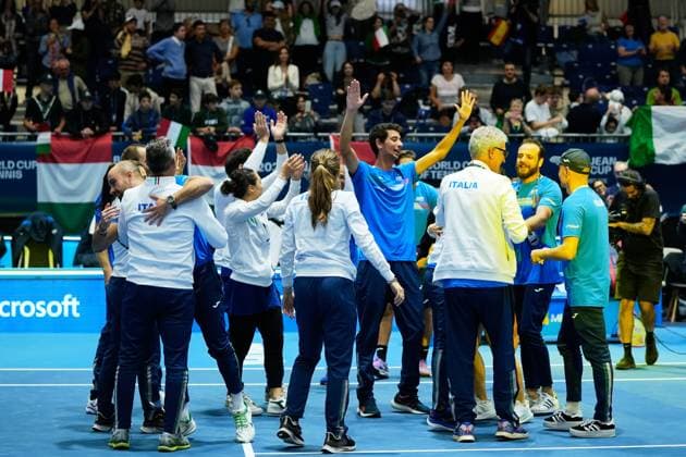 November 11, 2023: Italy team celebrates progress to the final during tennis match between Italy and Slovenia The Billie Jean King Cup Finals 2023 at La Cartuja stadium on November 11, 2023, in Sevilla, Spain - ZUMAa181 20231111_zaa_a181_076 Copyright: xJoaquinxCorcherox