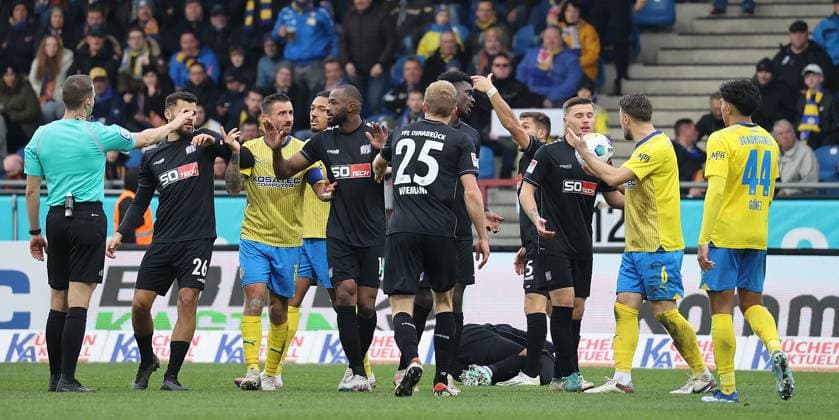 Heated duel, referee Florian Lechner had much too simple football, Men, Season 2023 2024, 2 BL, Eintracht Stadion, Eintracht Braunschweig vs VfL Osnabrueck, 3 2 DFL REGULATIONS PROHIBIT ANY USE OF PHOTOGRAPHS AS IMAGE SEQUENCES AND OR QUASI VIDEO