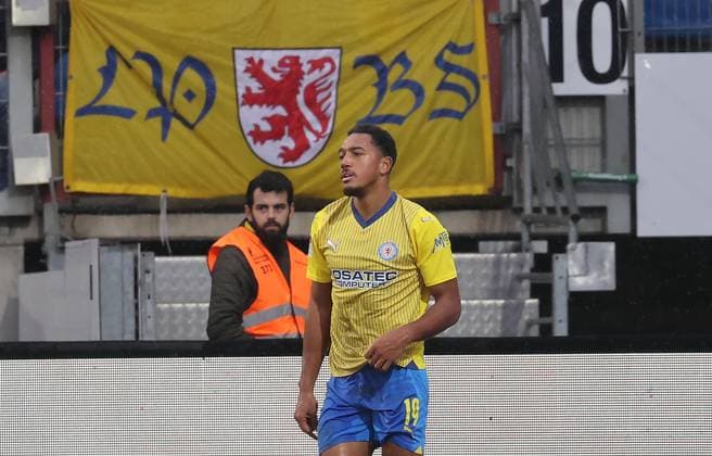 Anton Leander Donkor Eintracht Braunschweig scored the 2 1 Football, Men, Season 2023 2024, 2 BL, Eintracht Stadion, Eintracht Braunschweig vs VfL Osnabrueck, 3 2 DFL REGULATIONS PROHIBIT ANY USE OF PHOTOGRAPHS AS IMAGE SEQUENCES AND OR QUASI VIDEO
