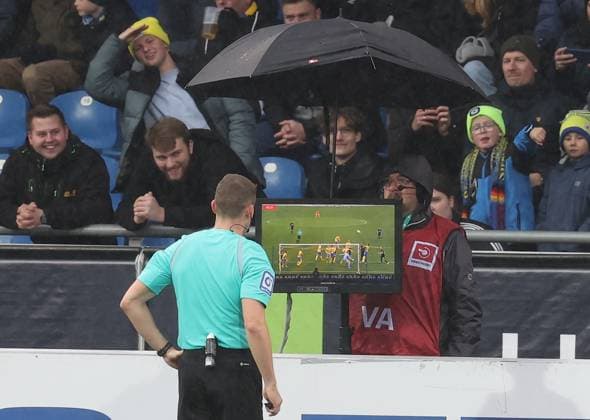 Referee Florian Lechner looks at the screen Football, Men, Season 2023 2024, 2 BL, Eintracht Stadion, Eintracht Braunschweig vs VfL Osnabrueck, 3 2 DFL REGULATIONS PROHIBIT ANY USE OF PHOTOGRAPHS AS IMAGE SEQUENCES AND OR QUASI VIDEO
