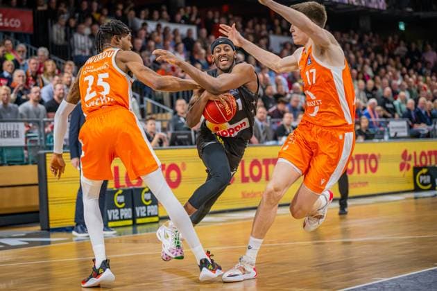 Sport Themen der Woche KW45 Sport Bilder des Tages 1. Basketball Bundesliga, easyCredit BBL, Saison 2023 2024, Herren, Hauptrunde, 7. Spieltag, 11.11.2023, RASTA Vechta - Hakro Crailsheim Merlins Keandre Cook ( 1 - Hakro Crailsheim Merlins) in Aktion Vechta RASTA Dome Niedersachsen Deutschland *** 1 Basketball Bundesliga, easyCredit BBL, Season 2023 2024, Men, Main Round, Matchday 7, 11 11 2023, RASTA Vechta Hakro Crailsheim Merlins Keandre Cook 1 Hakro Crailsheim Merlins in action Vechta RASTA Dome Lower Saxony Germany
