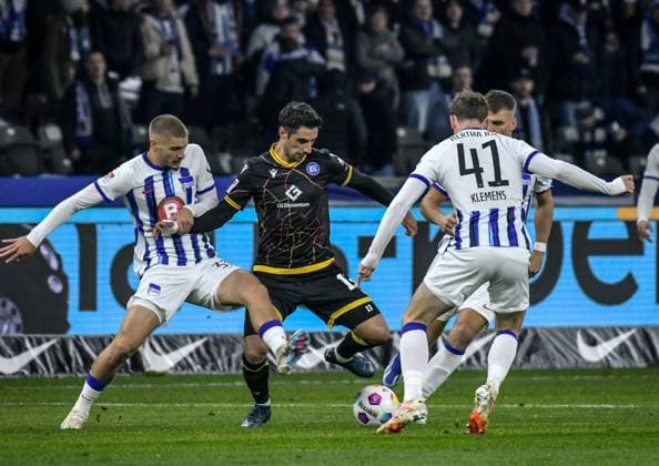 Soccer 2 Bundesliga, Hertha BSC Karlsruher SC 11 11 2023, xdanx, Soccer 2 Bundesliga, Hertha BSC Karlsruher SC, v l Marton Dardai Hertha BSC 31 ,Lars Stindl Karlsruher SC 13 ,Pascal Klemens Hertha BSC 41 ,duel, duel, fight, tackle DFL DFB REGULATIONS PROHIBIT ANY USE OF PHOTOGRAPHS as IMAGE SEQUENCES and or QUASI VIDEO Photo Daniel Lakomski Mix1 Berlin Olympiastadion Berlin Berlin Germany EN Copyright: xDanielxLakomskix
