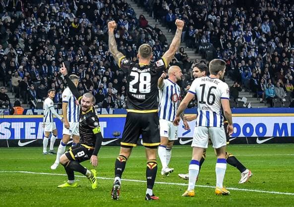 Soccer 2 Bundesliga, Hertha BSC Karlsruher SC 11 11 2023, xdanx, Soccer 2 Bundesliga, Hertha BSC Karlsruher SC, v l cheering after the 0 1 by Jerome Gondorf Karlsruher SC 8 ,Marcel Franke Karlsruher SC 28 , DFL DFB REGULATIONS PROHIBIT ANY USE OF PHOTOGRAPHS as IMAGE SEQUENCES and or QUASI VIDEO Foto Daniel Lakomski Mix1 Berlin Olympiastadion Berlin Berlin Germany EN Copyright: xDanielxLakomskix