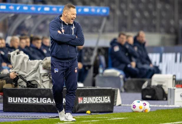 Berlin, 11 11 2023, Soccer, 2 Bundesliga, Matchday 13, Hertha BSC Karlsruher SC, Olympiastadion Coach Pal Dardai of Hertha BSC calls something to his team DFL regulations and DFB regulations prohibit any use of photographs as image sequences and or quasi video, Foto Andreas Gora Hertha BSC Karlsruher SC