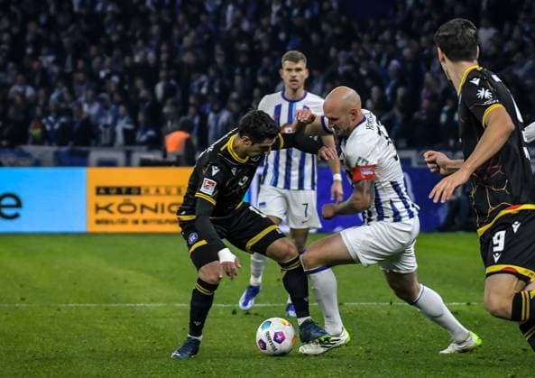 Soccer 2 Bundesliga, Hertha BSC Karlsruher SC 11 11 2023, xdanx, Soccer 2 Bundesliga, Hertha BSC Karlsruher SC, v l Lars Stindl Karlsruher SC 13 ,Toni Leistner Hertha BSC 37 ,Zweikampf, Duell, Kampf, tackle DFL DFB REGULATIONS PROHIBIT ANY USE OF PHOTOGRAPHS as IMAGE SEQUENCES and or QUASI VIDEO Foto Daniel Lakomski Mix1 Berlin Olympiastadion Berlin Berlin Germany EN Copyright: xDanielxLakomskix