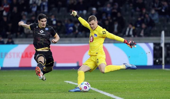 Igor Matanovic, Goalkeeper Tjark Ernst duel Match scene Action Sport Soccer Football DFL 2 Bundesliga Men 13 Matchday Season 2023 2024 11 11 2023 Hertha BSC Berlin vs Karlsruher SC KSC DFL regulations prohibit any use of photographs as image sequences and or quasi video