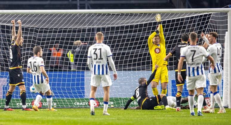Berlin, 11 11 2023, Soccer, 2 Bundesliga, Matchday 13, Hertha BSC Karlsruher SC, Olympiastadion Berlins Deyovaisio Zeefuik on the ground scores into his own goal to make it 1 0 for Karlsruhe Berlins goalkeeper Tjark Ernst shows handball DFL regulations and DFB regulations prohibit any use of photographs as image sequences and or quasi video, Foto Andreas Gora Hertha BSC Karlsruher SC