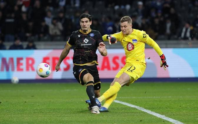 Igor Matanovic, Goalkeeper Tjark Ernst duel Match scene Action Sport Soccer Football DFL 2 Bundesliga Men 13 Matchday Season 2023 2024 11 11 2023 Hertha BSC Berlin vs Karlsruher SC KSC DFL regulations prohibit any use of photographs as image sequences and or quasi video