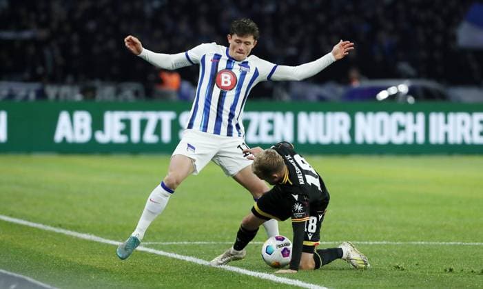 Fabian Reese,Daniel Brosinski duel match scene Action Sport Football Soccer DFL 2 Bundesliga Men 13 Matchday Season 2023 2024 11 11 2023 Hertha BSC Berlin vs Karlsruher SC KSC DFL regulations prohibit any use of photographs as image sequences and or quasi video
