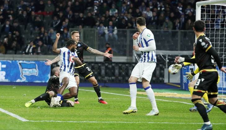 Deyovaisio Zeefuik scores the own goal for 0 1 Sport Football Soccer DFL 2 Bundesliga Men 13 Matchday Season 2023 2024 11 11 2023 Hertha BSC Berlin vs Karlsruher SC KSC DFL regulations prohibit any use of photographs as image sequences and or quasi video