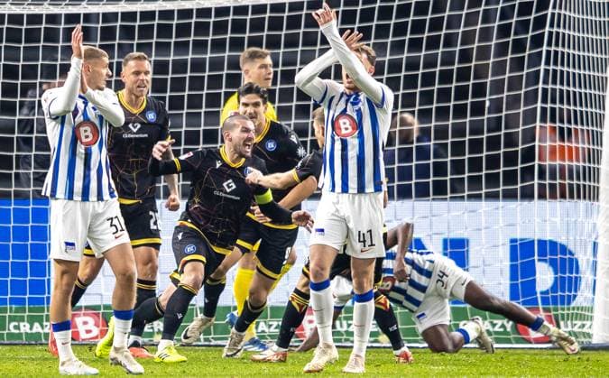 Berlin, 11 11 2023, Soccer, 2 Bundesliga, Matchday 13, Hertha BSC Karlsruher SC, Olympiastadion Berlins Deyovaisio Zeefuik on the ground scores into his own goal to make it 1 0 for Karlsruhe Berlins Pascal Klemens r and Marton Dardai l show handball on Marcel Franke 2 v l r , Jerome Gondorf and Igor Matanovic of Karlsruher SC cheer DFL regulations and DFB regulations prohibit any use of photographs as image sequences and or quasi video, Foto Andreas Gora Hertha BSC Karlsruher SC