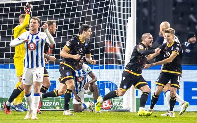 Berlin, 11 11 2023, Soccer, 2 Bundesliga, Matchday 13, Hertha BSC Karlsruher SC, Olympiastadion Berlins Deyovaisio Zeefuik on the ground scores into his own goal to make it 1 0 for Karlsruhe Marcel Franke 3 v l r , Igor Matanovic, Jerome Gondorf and Marvin Wanitzek of Karlsruher SC cheer DFL regulations and DFB regulations prohibit any use of photographs as image sequences and or quasi video, Foto Andreas Gora Hertha BSC Karlsruher SC