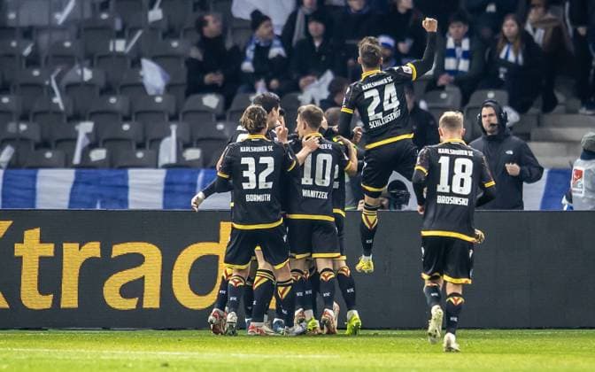 Berlin, 11 11 2023, Soccer, 2 Bundesliga, Matchday 13, Hertha BSC Karlsruher SC, Olympiastadion Players from Karlsruher SC cheer after Zeefuiks own goal for 1 0 DFL regulations and DFB regulations prohibit any use of photographs as image sequences and or quasi video, Foto Andreas Gora Hertha BSC Karlsruher SC