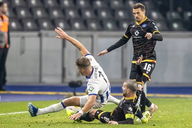 Berlin, 11 11 2023, Soccer, 2 Bundesliga, Matchday 13, Hertha BSC Karlsruher SC, Olympiastadion Berlins Florian Niederlechner l r fights against Jerome Gondorf and Philip Heise from Karlsruher SC for the ball DFL regulations and DFB regulations prohibit any use of photographs as image sequences and or quasi video, Foto Andreas Gora Hertha BSC Karlsruher SC