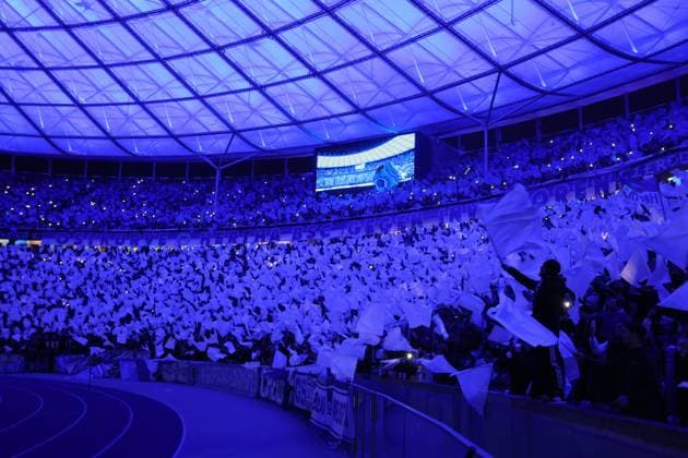 DEU, DFL, 2 FBL, Hertha BSC vs Karlsruher SC, 11 11 2023, Berliner Olympiastadion, Berlin, DEU, DFL, 2 FBL, Hertha BSC vs Karlsruher SC, im Bild Hertha BSC Fans und KSC Fans DFL regulations prohibit any use of Photographs as image sequences and or quasi video Foto Juergen Engler nordphoto GmbH nordphotoxGmbHx xEngler nph00076