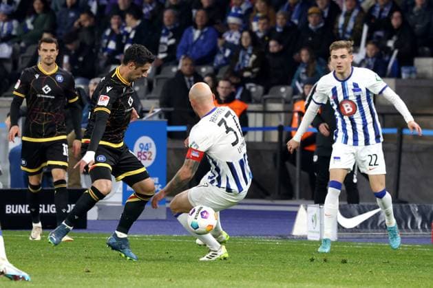 DEU, DFL, 2 FBL, Hertha BSC vs Karlsruher SC, 11 11 2023, Berliner Olympiastadion, Berlin, DEU, DFL, 2 FBL, Hertha BSC vs Karlsruher SC, im Bild Toni Leistner Hertha BSC Berlin 37 , Lars Stindel Karlsruher SC 13 DFL regulations prohibit any use of Photographs as image sequences and or quasi video Foto Juergen Engler nordphoto GmbH nordphotoxGmbHx xEngler nph00076