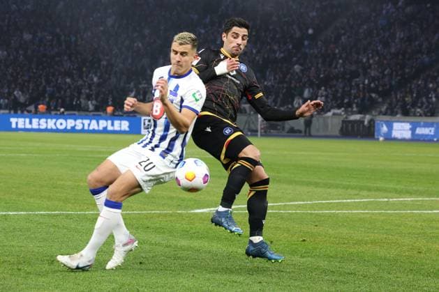 DEU, DFL, 2 FBL, Hertha BSC vs Karlsruher SC, 11 11 2023, Berliner Olympiastadion, Berlin, DEU, DFL, 2 FBL, Hertha BSC vs Karlsruher SC, in the picture Marc Oliver Kempf Hertha BSC Berlin 20 , Lars Stindel Karlsruher SC 13 DFL regulations prohibit any use of Photographs as image sequences and or quasi video Foto Juergen Engler nordphoto GmbH nordphotoxGmbHx xEngler nph00076