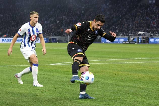 DEU, DFL, 2 FBL, Hertha BSC vs Karlsruher SC, 11 11 2023, Berliner Olympiastadion, Berlin, DEU, DFL, 2 FBL, Hertha BSC vs Karlsruher SC, im Bild 0 1 durch nMarc Oliver Kempf Hertha BSC Berlin 20 , Lars Stindel Karlsruher SC 13 DFL regulations prohibit any use of Photographs as image sequences and or quasi video Foto Juergen Engler nordphoto GmbH nordphotoxGmbHx xEngler nph00076