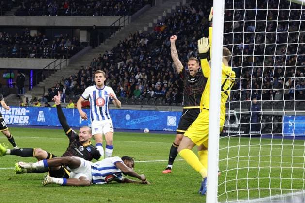 DEU, DFL, 2 FBL, Hertha BSC vs Karlsruher SC, 11 11 2023, Berliner Olympiastadion, Berlin, DEU, DFL, 2 FBL, Hertha BSC vs Karlsruher SC, pictured 0 1 by Lars Stindel Karlsruher SC 13 , Tjark Ernst Hertha BSC Berlin 12 , Deyovaisio Zeefuik Hertha BSC Berlin 34 , Jonjoe Kenny Hertha BSC Berlin 16 DFL regulations prohibit any use of Photographs as image sequences and or quasi video Foto Juergen Engler nordphoto GmbH nordphotoxGmbHx xEngler nph00076