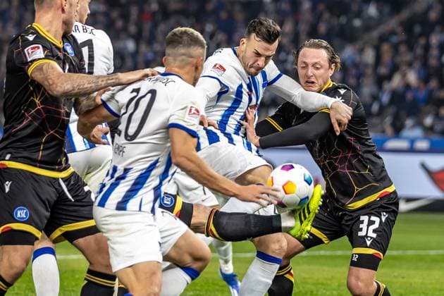 Berlin, 11 11 2023, Soccer, 2 Bundesliga, Matchday 13, Hertha BSC Karlsruher SC, Olympiastadion Berlins Haris Tabakovic 2 v r fights against Robin Bormuth from Karlsruher SC for the ball DFL regulations and DFB regulations prohibit any use of photographs as image sequences and or quasi video, Foto Andreas Gora Hertha BSC Karlsruher SC