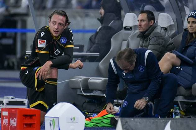 Soccer 2 Bundesliga, Hertha BSC Karlsruher SC 11 11 2023, xdanx, Soccer 2 Bundesliga, Hertha BSC Karlsruher SC, v l Robin Bormuth Karlsruher SC 32 ,Kopfwunde DFL DFB REGULATIONS PROHIBIT ANY USE OF PHOTOGRAPHS as IMAGE SEQUENCES and or QUASI VIDEO Foto Daniel Lakomski Mix1 Berlin Olympiastadion Berlin Berlin Germany EN Copyright: xDanielxLakomskix