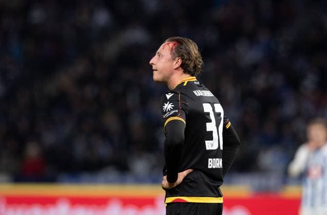 Soccer, Men, Season 2023 2024, 2 Bundesliga 13 Matchday , Hertha BSC Karlsruher SC, Robin Bormuth Karlsruher SC with bleeding wound on the head, 11 11 2023, Copyright: xSebastianxRäppold MatthiasxKochx