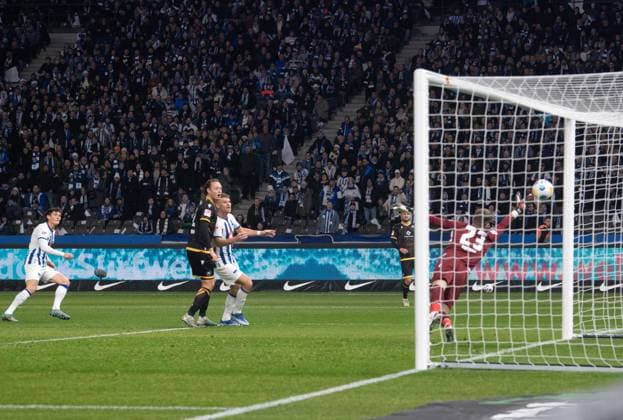 Soccer, Men, Season 2023 2024, 2 Bundesliga 13 Matchday , Hertha BSC Karlsruher SC, v l Fabian Reese Hertha BSC scores the goal for 1 1 against goalkeeper Patrick Drewes Karlsruher SC , 11 11 2023, Copyright: xSebastianxRäppold MatthiasxKochx