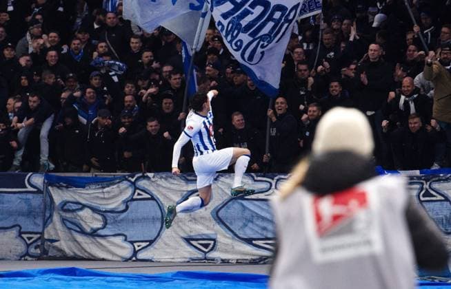 Soccer, Men, Season 2023 2024, 2 Bundesliga 13 Matchday , Hertha BSC Karlsruher SC, Fabian Reese Hertha BSC and fans, cheering after goal to 1 1, 11 11 2023, Copyright: xSebastianxRäppold MatthiasxKochx