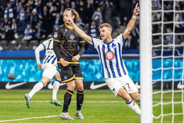 Berlin, 11 11 2023, Soccer, 2 Bundesliga, Matchday 13, Hertha BSC Karlsruher SC, Olympiastadion Berlin Florian Niederlechner celebrates after Reeses goal for 1 1 DFL regulations and DFB regulations prohibit any use of photographs as image sequences and or quasi video, Foto Andreas Gora Hertha BSC Karlsruher SC